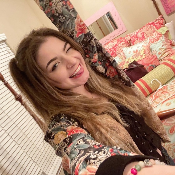 Meet your Posher, Kendall - Picture 1 of 1